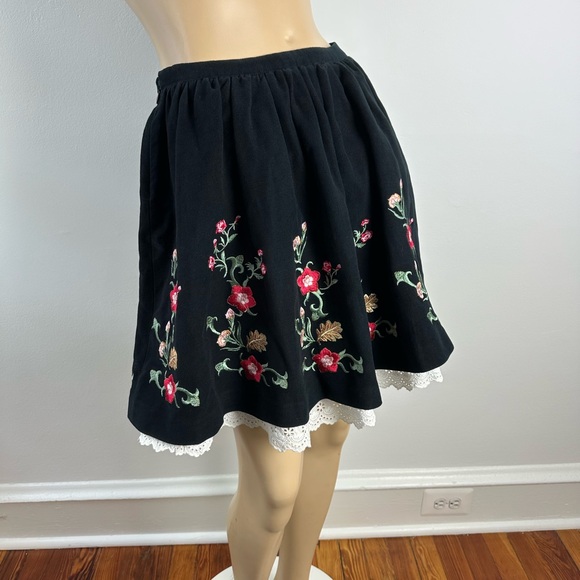 VTG 70s Dolce & Gabbana embroidered flowers circle lace lining skirt size 26/40 - Picture 2 of 9